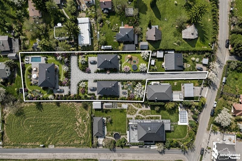 Stavební pozemek Louňovice, Praha-východ – 3.004 m², možnost rozdělení, kompletní sítě
